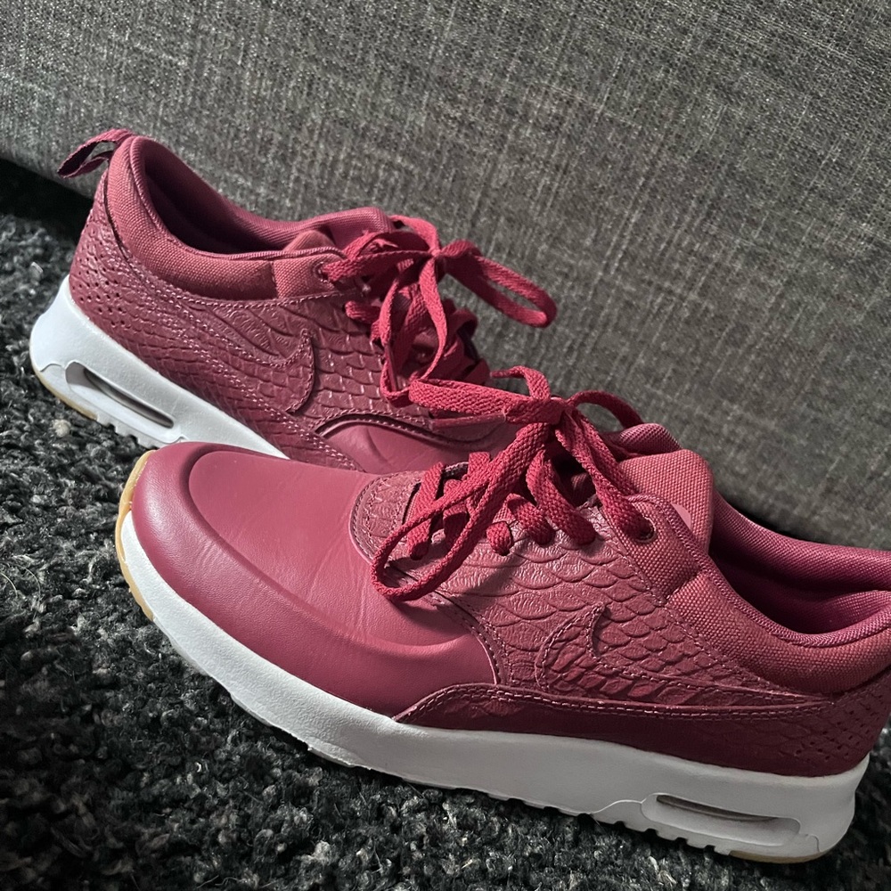 Women’s Nikes size 6
